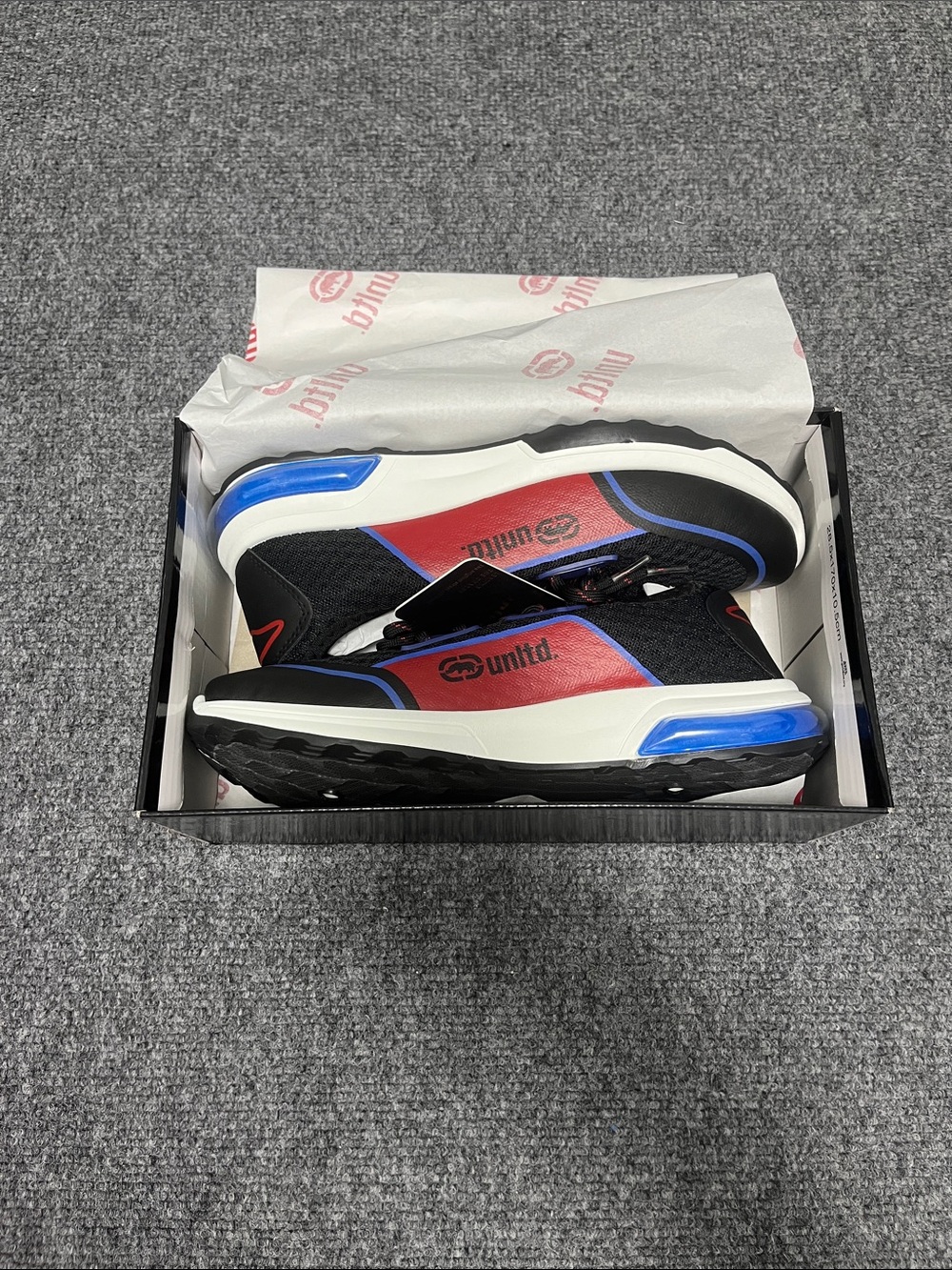Ecko Unlimited Black and Red Men's Sneakers with Blue Accents
